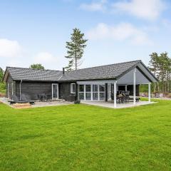 Nice Home In Ebeltoft With 4 Bedrooms, Sauna And Wifi