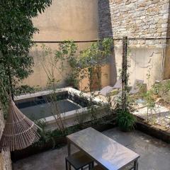 Maison atypique avec jardin et piscine