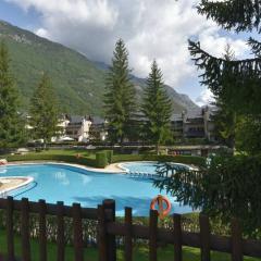 Acogedor apartamento de montaña con jardín y piscina