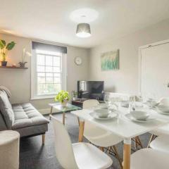 Cambridge 3 bedroom flat with private parking