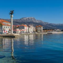 Spacious seafront apartments Karlo