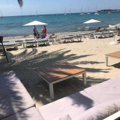 BANDOL ROC BEACH VUE MER Grand T3 face à la plage avec parking