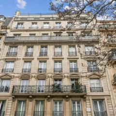 2 Bedroom Luxurious Apartment next to Arc de Triumphe