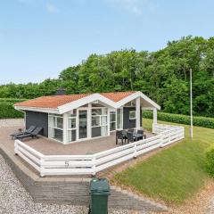 3 Bedroom Beach Front Home In Sjølund