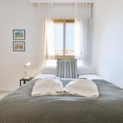 C9 Roomy Luminous 5 Bedroom in Town