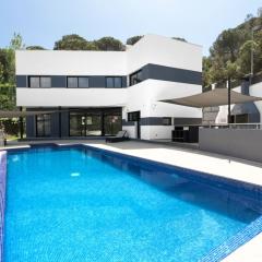 5 bedrooms villa with private pool enclosed garden and wifi at Lloret de Mar 1 km away from the beach