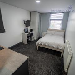 FREE PARKING Cosy Studios in Guest House close to city and QE and UOB!
