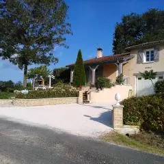 Maison de charme à Lendou-en-Quercy avec vue sur la montagne