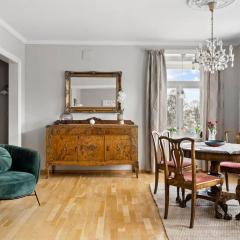 Large apartment in Dignified Central Villa