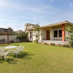 Inaayat Villa by StayVista - Luxe Retreat with Pool & Garden
