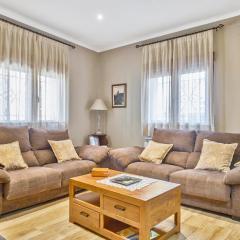 Cosy House in San Bartolomé de Pinares with Mountain View