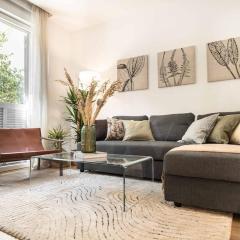 Calm apartment with private patio by REMS