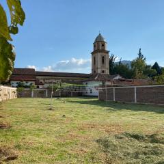 Cabaña con excelente ubicación y zona verde.