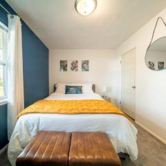 “Hole in the Bottle” Dog-Friendly Retreat Near Wineries/Spire/GOTL