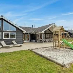 Awesome Home In Glesborg With Indoor Swimming Pool