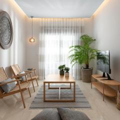 Stylish Rhodes Apartment with Prime Location - L & C City Escape