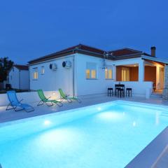 Holidayhouse Alirio with heated pool.