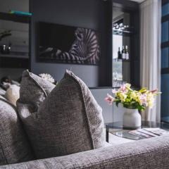 "Table Mountain View" - Stylish one bedroom with stunning Lion's Head & Table Mountain views