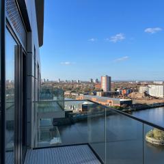 Waterside Retreat: Luxury Canal-Side Apartment in Manchester with Balcony