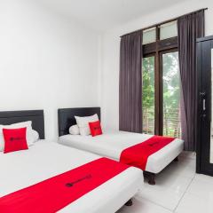 RedDoorz Syariah near Grand Galaxy Park