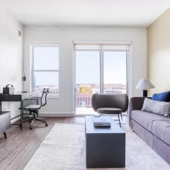 Elmhurst 1br w lounge pool gym nr Metra CHI-865