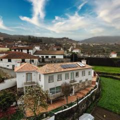 Coliving The VALLEY Portugal PRIVATE BEDROOMS, SHARED FEMALE BEDROOM with a bed and futons, SHARED MALE BEDROOM with a bed and futons, shared bathrooms and a coworking space