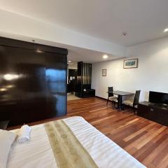 SunwayPyramidFamilySuite-2-4px-Netflix-Balcony-Super Fast Internet