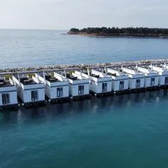 The Sea Lodges Novigrad - Hausboot Floating Sea House