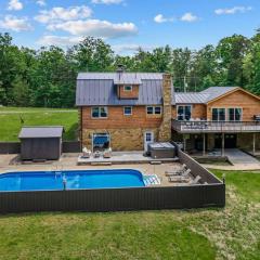 Cloud Nine: Have it All, Pool with Hot Tub and Secluded Lake!