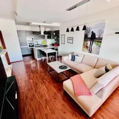 BL Luxury Apartment, 24hr Self Check-in, Free Private Garage Parking, Panoramic Views from Balcony, 5 minute walk to City Center