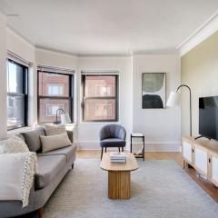 Gold Coast 1br w doorman gym 2 blocks to L CHI-915