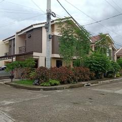 Townhouse with WIFI, parking, POOL in notingham villas near taytay tiange c6