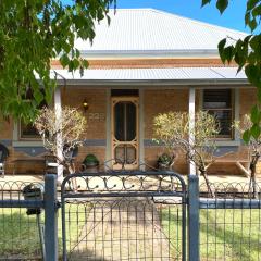 Cute Cottage On Byng - Walk to Town