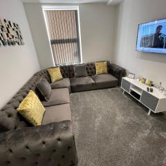 Newly Refurbished Clarendon Apartments, Free WIFI, Parking