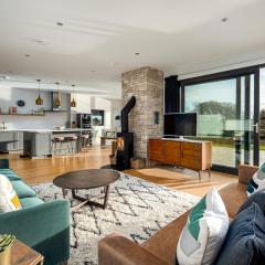 Family friendly lakeside property on nature reserve Swan Landing WI10