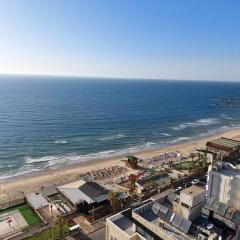 Lux Suite 15th floor with Hot tub on Beach!