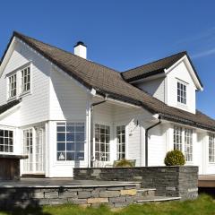 Cozy Home In Bakkasund With Kitchen