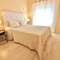 Beachfront Seaview Litoralmar apt, Fast WIFI, Airco, Pool, Private Parking