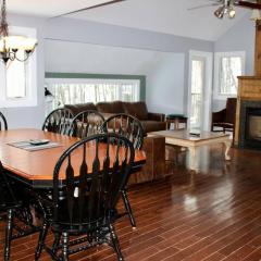 Condo 4 with AC Sauna and Hot tub Slopeside in the Winter