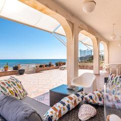 Beachfront Bliss: Apartamento a pie de playa