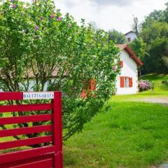 Altzugarria, ancienne ferme Basque, authentique et familiale à Sare