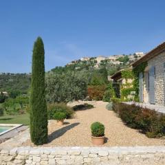 In Gordes, facing the entire Luberon Park a beautiful 5 bedrooms house