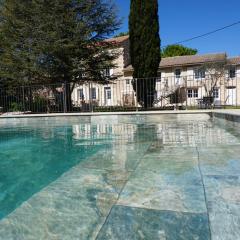 Mas de la Roule, 4 studios, piscine chauffée, studio SPA, parc 2 ha, Pont d'Avignon à pied