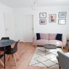 Appartement cosy dans une maison calme et parking gratuit avec borne