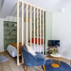 STUDIO COSY NEUF - FIBRE - PARKING GRATUIT - Proche écoles et entreprises