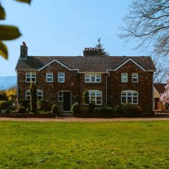 Beautiful 5 bedroom house with hot tub & fire pit