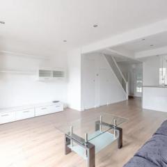 Bright 2BD Flat with Balcony - Tower Hill