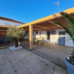 Villa avec Terrasse, Spa et Proximité Plages - FR-1-194-256