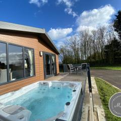 The Retreat 1 - Hot tub Lodge, pet friendly, WiFi & bed linen- Golden Palm Resort - Meadow Lakes Caravan & Lodge Hire