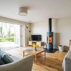 Luxury retreat with hot tub & wood burner - Mylor